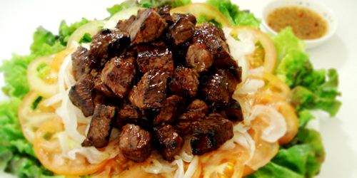 Lok lak – bœuf et sauce au citron Lok lak – bœuf et sauce au citron
